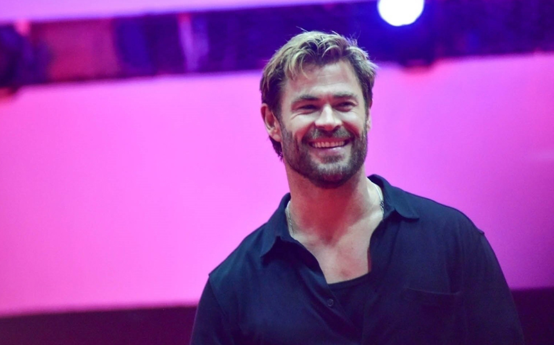 Chris Hemsworth no palco principal do Tudum.